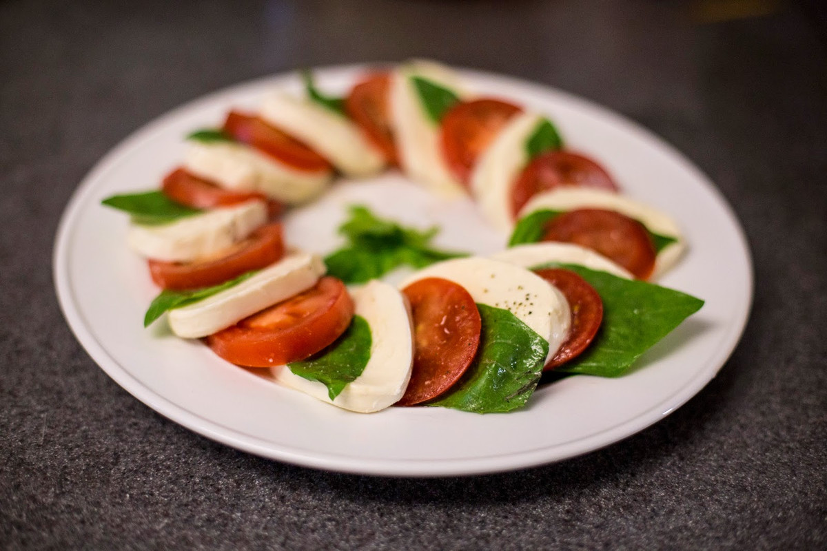 Cà chua thái lát với dầu ô liu và pho mát là bữa ăn nhẹ buổi chiều lành mạnh vì nó chứa đầy chất béo tốt, lycopene, canxi và protein.