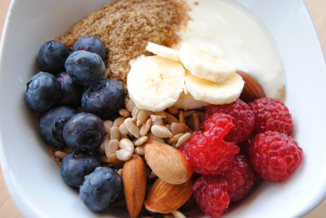 Sữa chua, hạnh nhân và trái cây là một trong những món ăn vặt buổi chiều lành mạnh mà bạn có thể lựa chọn.