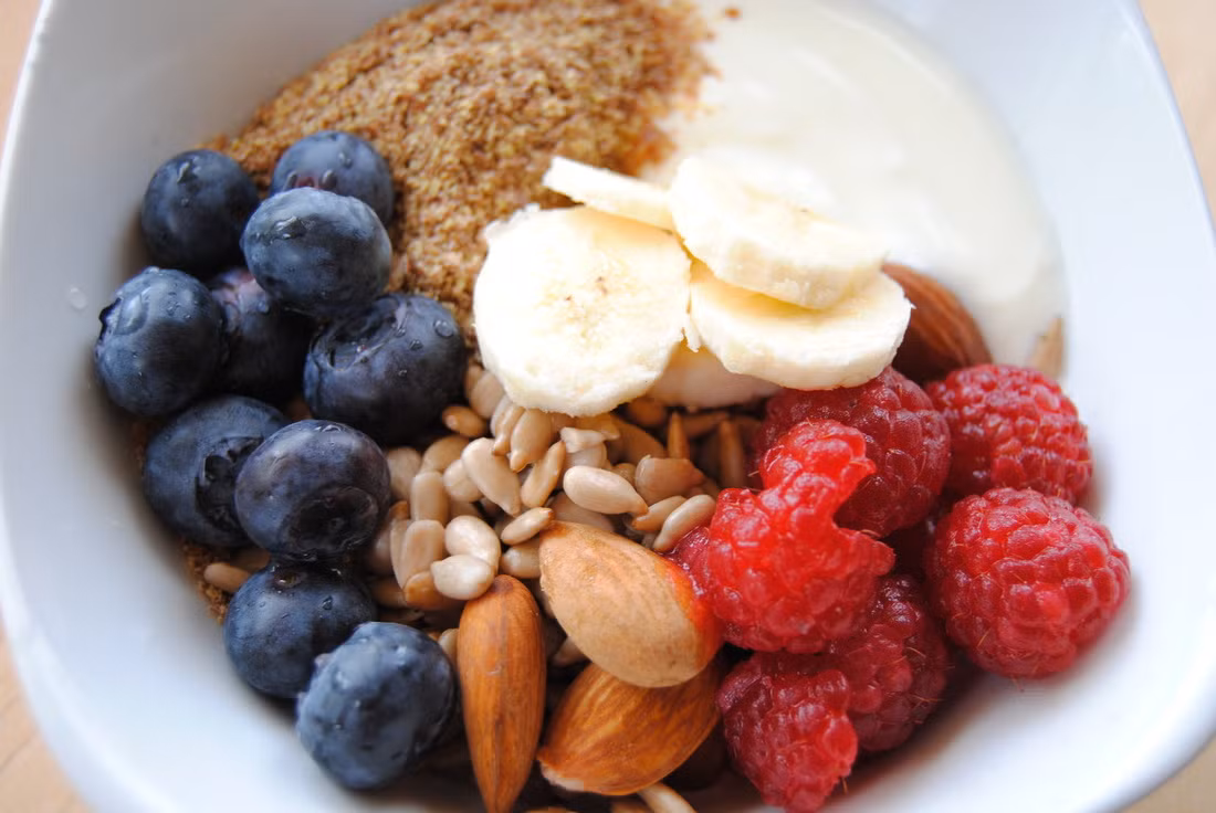 Sữa chua, hạnh nhân và trái cây là một trong những món ăn vặt buổi chiều lành mạnh mà bạn có thể lựa chọn.