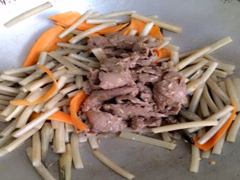 Nêm thêm hạt nêm, đường, bột ngọt cho vừa ăn, tắt bếp. Múc ra đĩa rắc thêm tiêu, ăn nóng với cơm trắng, chấm nước tương.