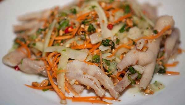 Phần cà rốt và ngó sen các bạn rửa qua nước cho sạch. Ngó sen các bạn đem đi hái sợi riêng phần cà rốt sau khi đã thái sợi xong các bạn cho vào một cái bát tô to đem trộn cùng với giấm, đường và muối. Các bạn ướp tầm khoảng 20 đến 30 phút thì các bạn mang bao tay và vắt hết nước đi. Phần rau răm, rau thơm bạn cũng thái nhỏ.