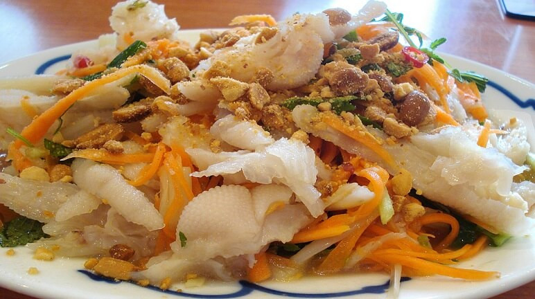 Pha chế nước trộn theo công thức sau: 2 muỗng canh đường, 2 muỗng canh nước mắm, 2 muỗng canh nước lọc tiến hành hòa tan chúng lại với nhau. Cho thêm tỏi băm cũng như ớt băm vào nêm nếm đến khi vừa miệng. Tiếp theo trộn đều tất cả nguyên liệu trong âu lớn. Trước khi ăn các bạn vắt vào đó một chút chanh rồi rắc thêm lạc và dùng đũa trộn thật đều. Ảnh: Internet.