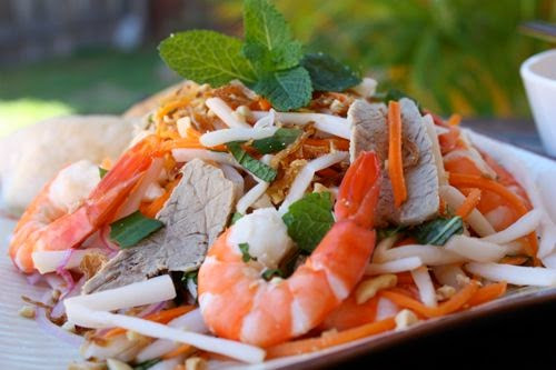 Rửa sạch thịt heo, luộc thịt với một ít muối, gừng xắt lát mỏng. Khi thịt chín, cho thịt vào tô nước đá lạnh để thịt giòn. Khi thịt nguội, cắt thịt thành sợi có độ dài tương xứng với cọng sen. Rửa sạch tôm. Hấp tôm với ít gừng trong khoảng 5 phút. Khi tôm chín, cho tôm vào tô đá lạnh. Khi tôm nguội, bóc vỏ, chẻ đôi thân tôm.