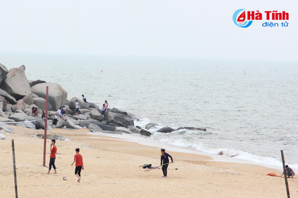 Khu vực bãi đá phía Bắc của bãi biển Thiên Cầm, Cẩm Xuyên, Hà Tĩnh - nơi anh Tý cứu sống nhiều nạn nhân đuối nước.