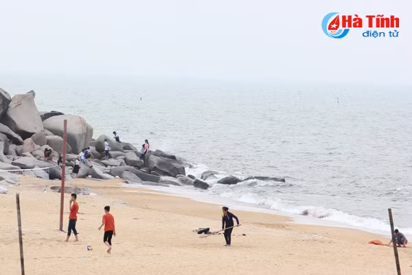 Khu vực bãi đá phía Bắc của bãi biển Thiên Cầm, Cẩm Xuyên, Hà Tĩnh - nơi anh Tý cứu sống nhiều nạn nhân đuối nước.