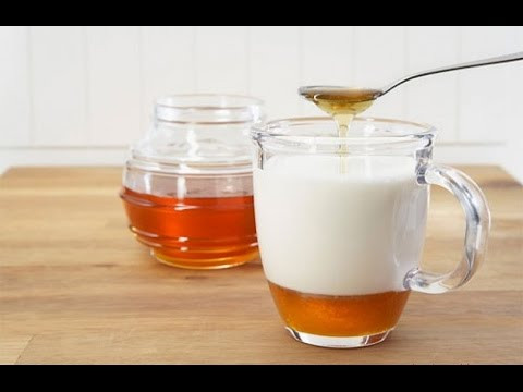4. Sữa và mật ong: Một bài báo từ Tree Hugger gợi ý sử dụng sữa và mật ong để có được mái tóc thẳng bóng mượt. Trộn một cốc 240 ml sữa với một muỗng canh 15 ml mật ong và thoa lên tóc. Các vitamin từ sữa cùng với các đặc tính làm sạch của mật ong giúp giữ cho mái tóc của bạn thẳng và sáng bóng.