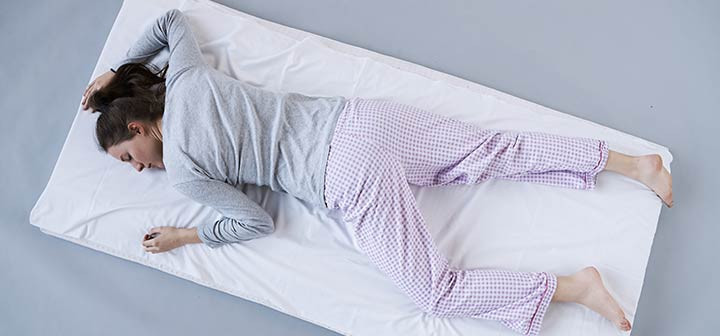 Khi ngủ trên gối, hai mặt của bạn sẽ bị lõm, điều này sẽ ngăn sự tuần hoàn máu. Khi khuôn mặt nằm úp vào gối, nó sẽ không thoát được mồ hôi và gây bít các lỗ chân lông. Do vậy, việc ngủ không gối sẽ giúp da mặt thông thoáng hơn.