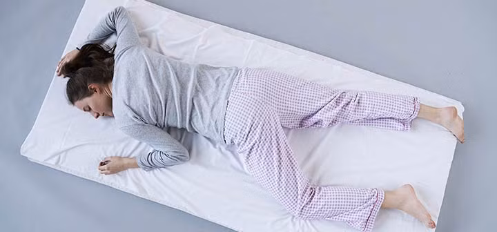 Khi ngủ trên gối, hai mặt của bạn sẽ bị lõm, điều này sẽ ngăn sự tuần hoàn máu. Khi khuôn mặt nằm úp vào gối, nó sẽ không thoát được mồ hôi và gây bít các lỗ chân lông. Do vậy, việc ngủ không gối sẽ giúp da mặt thông thoáng hơn.