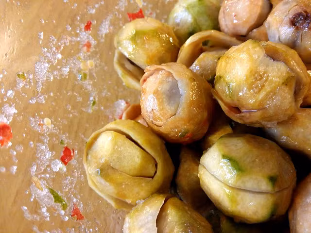 Sấu chín là thứ quà vặt kích thích vị giác của các chị em. Chẳng cần chế biến cầu kỳ, người ta chỉ cạo lớp vỏ ngoài rồi ăn sấu chín kèm muối ớt. Cầu kỳ hơn thì khía từng trái theo đường xoắn ốc rồi dầm với đường, muối ớt cho nhanh ngấm.