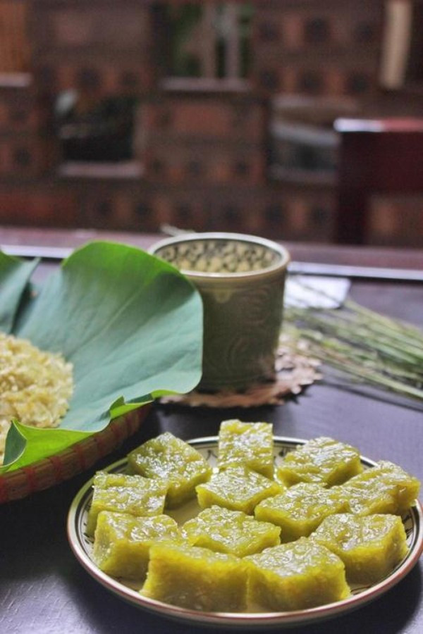 Cốm có thể chế biến thêm nhiều món ăn khác cũng thơm ngon và đặc biệt không kém có thể kể đến như món cốm xào, chả cốm, chè cốm... món ăn nào từ cốm cũng đều khiến ta cảm thấy sự thanh khiết, nhẹ nhàng đầy tinh tế.