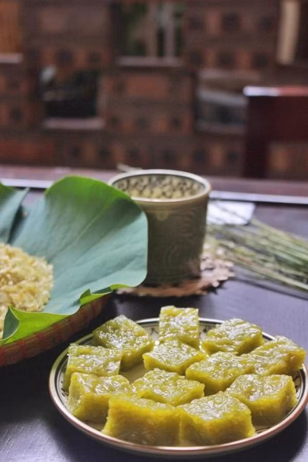 Cốm có thể chế biến thêm nhiều món ăn khác cũng thơm ngon và đặc biệt không kém có thể kể đến như món cốm xào, chả cốm, chè cốm... món ăn nào từ cốm cũng đều khiến ta cảm thấy sự thanh khiết, nhẹ nhàng đầy tinh tế.