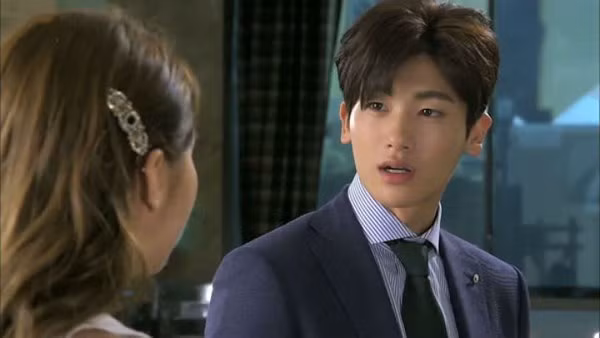 Ngay ra mat, choang vang phat hien gia the 