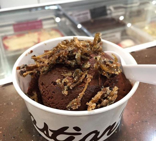 Kem cá khô: Kem socola kết hợp với cá cơm khô chiên giòn bên trên sẽ khiến nhiều người cảm thấy thật kì quặc.