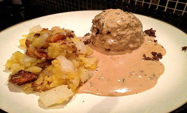 Kem Haggis, Scotland, được làm từ các mẩu vụn tim, phổi, gan và dạ dày cừu.