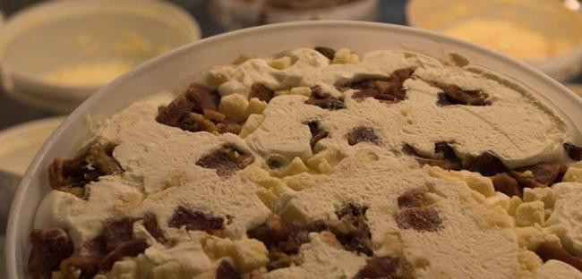 Kem thịt xông khói, phô mai là sự kết hợp độc đáo giữa 2 hương vị thịt xông khói và phô mai. Món này thật sự có mùi vị rất ngon chứ không ghê như mọi người tưởng tượng.