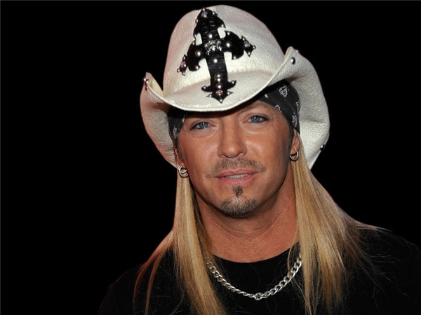 Năm 2010, Brett Michaels, ngôi sao truyền hình thực tế, đã trải qua cơn đột quỵ nhỏ vì một lỗ hổng trong tim. Để phòng ngừa nguy hiểm, bác sĩ chèn một ống thông vào tĩnh mạch ở đùi và nối thiết bị lên tim của Michaels. Ảnh: Internet, Wonderlist.