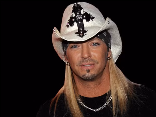 Năm 2010, Brett Michaels, ngôi sao truyền hình thực tế, đã trải qua cơn đột quỵ nhỏ vì một lỗ hổng trong tim. Để phòng ngừa nguy hiểm, bác sĩ chèn một ống thông vào tĩnh mạch ở đùi và nối thiết bị lên tim của Michaels. Ảnh: Internet, Wonderlist.