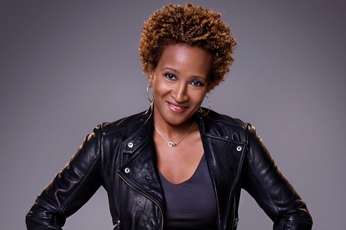 Wanda Sykes là một nhà văn kiêm diễn viên hài người Mỹ. Cô bị ung thư vú và buộc phải phẫu thuật cắt bỏ hai bên ngực.