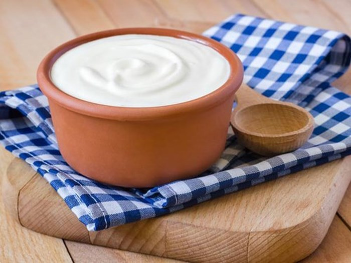 Một trong những món ăn vặt ban đêm tốt nhất là sữa chua. Chúng chứa nhiều protein cùng các chất dinh dưỡng quan trọng. Khi thưởng thức, bạn chú ý chọn loại sữa chua không đường để khỏa lấp cơn đói mà không ảnh hưởng đến sức khỏe.