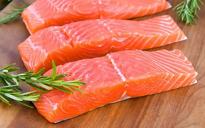 8. Cá béo: Như cá hồi, cá trích, cá mòi, cá bơn... là thực phẩm chứa nguồn chất béo lành mạnh, là loại dinh dưỡng đặc biệt được biết đến là axit béo omega-3 giúp bảo vệ và chống lại bệnh tim. Mỗi tuần dùng cá béo hai lần có thể giảm khả năng chết vì bệnh tim cho bạn.