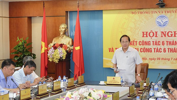 Bộ trưởng Trương Minh Tuấn thúc đẩy việc xây dựng các chính sách nhằm quản lý thị trường viễn thông, khuyến khích chuyển đổi thuê bao trả sau, hạn chế SIM rác, tin nhắn rác, tin nhắn lừa đảo. Ảnh: Trọng Đạt.