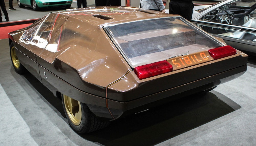 Lancia Bertone Sibilo sản xuất bởi công ty ôtô Italy Bertone, từng ra mắt tại Geneva Motor Show 1978. Xe được trang bị động cơ 6 xi lanh, mang vẻ ngoài sắc nét, thiết kế khí động học, cửa sổ bằng nhựa hợp nhất với thân xe, tạo thành cấu trúc đồng nhất, chắc chắn.