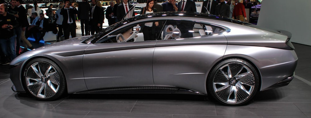 Le Fill Rouge là một trong những mẫu xe có nội thất gây ấn tượng nhất triển lãm khi sử dụng chất liệu gỗ tái sinh. Với kiểu dáng thể thao, mới lạ, đây được xem là mẫu xe khởi đầu cho ngôn ngữ thiết kế mới của hãng sắp áp dụng lên các dòng xe tiếp theo, từ sedan đến SUV.