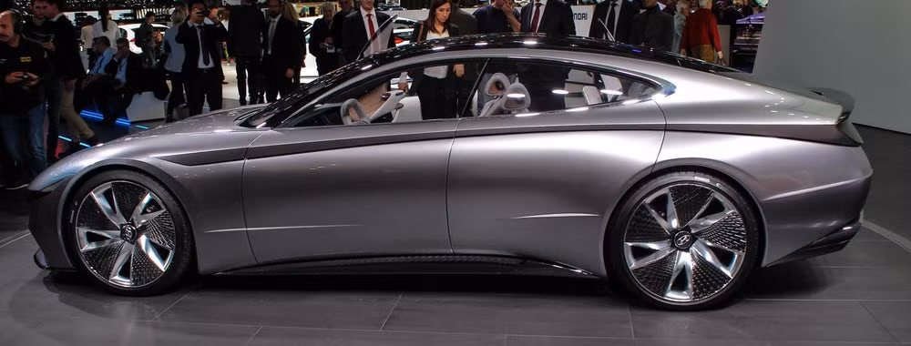 Le Fill Rouge là một trong những mẫu xe có nội thất gây ấn tượng nhất triển lãm khi sử dụng chất liệu gỗ tái sinh. Với kiểu dáng thể thao, mới lạ, đây được xem là mẫu xe khởi đầu cho ngôn ngữ thiết kế mới của hãng sắp áp dụng lên các dòng xe tiếp theo, từ sedan đến SUV.