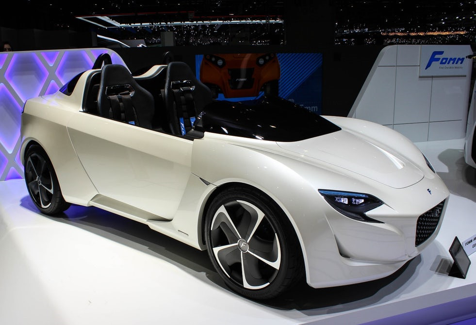 Mẫu roadster AWD Sport của thương hiệu Nhật FOMM dù chỉ sở hữu động cơ công suất khiêm tốn 27 mã lực, song hệ thống truyền động điện lại cung cấp được nhiều mô men xoắn hơn, lên đến 1.120 Nm. Bên cạnh đó, nội thất xe cũng được trang hoàng theo phong cách đơn giản, nhẹ nhàng.