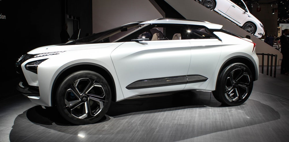 Mitsubishi giới thiệu E-Evolution lần đầu tiên hồi năm ngoái tại triển lãm ôtô Tokyo. Tương tự chiếc I-Pace mới của Jaguar, E-Evolution là sự pha trộn độc đáo giữa SUV, coupe và hatchback.