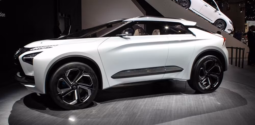 Mitsubishi giới thiệu E-Evolution lần đầu tiên hồi năm ngoái tại triển lãm ôtô Tokyo. Tương tự chiếc I-Pace mới của Jaguar, E-Evolution là sự pha trộn độc đáo giữa SUV, coupe và hatchback.