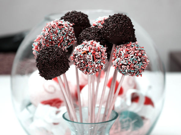 Nếu đột nhiên có thời điểm bạn rất thèm ăn đồ ngọt và da bạn nổi mụn chi chít, viêm tắc lỗ chân lông thì hãy nghĩ ngay tới việc giảm lượng đường xuống. Ảnh: Boldsky.