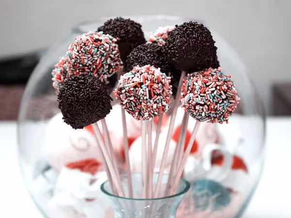 Nếu đột nhiên có thời điểm bạn rất thèm ăn đồ ngọt và da bạn nổi mụn chi chít, viêm tắc lỗ chân lông thì hãy nghĩ ngay tới việc giảm lượng đường xuống. Ảnh: Boldsky.