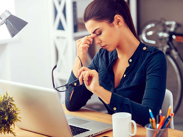 Đường có thể ảnh hưởng đến các hoạt động dẫn truyền thần kinh trong não. Vì thế khi ăn quá nhiều đường, não bạn có thể như rơi vào trạng thái mù mịt, đau đầu, trí não kém linh hoạt.