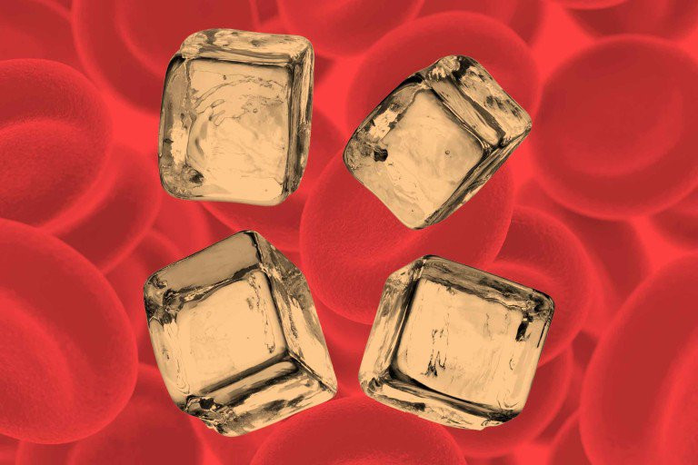 Bạn thèm đá viên và các món ăn vặt lạ khác: Một trong những triệu chứng hiếm gặp nhất của bệnh thiếu máu là bạn có xu hướng thèm các món ăn không dinh dưỡng như đá viên, baking soda, đất sét hoặc thậm chí bút chì hay sơn khô.