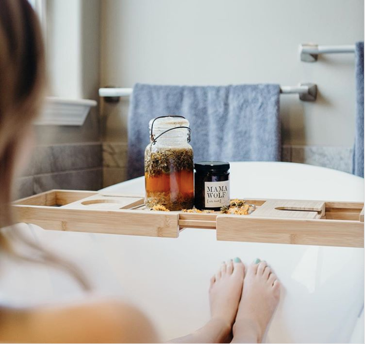 Tắm ngồi bằng thảo dược là một công thức rất tốt cho sản phụ vừa mới sinh. Sử dụng 1 cốc hoặc 260 gram muối biển chưa tinh chế, 50 gram hoa oải hương, 60 gram lá chuối, 60 gram cây phỉ, 60 gram tinh dầu, 60 gram cúc tâm tư và 60 gram hoa cúc.