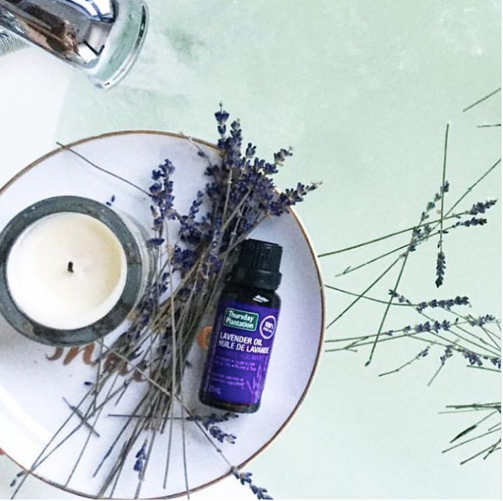 Tắm ngồi bằng tinh dầu không chỉ chữa bệnh mà còn giúp thư giãn vì mùi thơm rất dễ chịu. Hòa vào nước bồn tắm với 1/2 chén muối Epsom, 2 muỗng canh baking soda, 2 muỗng canh cây phỉ, 1 muỗng canh dầu ô liu, 8 giọt tinh dầu hoa oải hương và 8 giọt hoa cúc dầu. Sau đó ngâm phần hông và mông trong nước này khoảng 15-20 phút. 