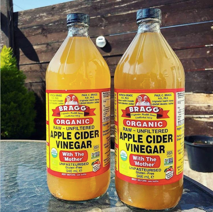 Bồn tắm giấm táo: Bồn tắm giấm táo là một phương thuốc tự nhiên, kháng khuẩn và giúp giảm một số vấn đề về sức khỏe. Chỉ cần lấy một nửa chén giấm táo hữu cơ pha với nước muối ấm trong bồn tắm. Hãy thư giãn và ngâm mình trong ít nhất 15-20 phút.