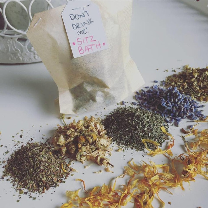 Trộn tất cả nguyên liệu và cho hỗn hợp vào túi nhỏ. Đun nước càng nóng càng tốt, cho tất cả vào cùng một túi và để thêm tí muối hòa tan, thả tất cả vào nước đang sôi. Khi nhiệt độ của nước đủ ấm, hãy ngồi vào bồn tắm.