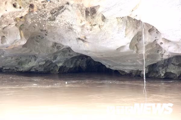 Xưa kia, các loại cá lúc nhúc rất nhiều ở miệng Hang Ma.