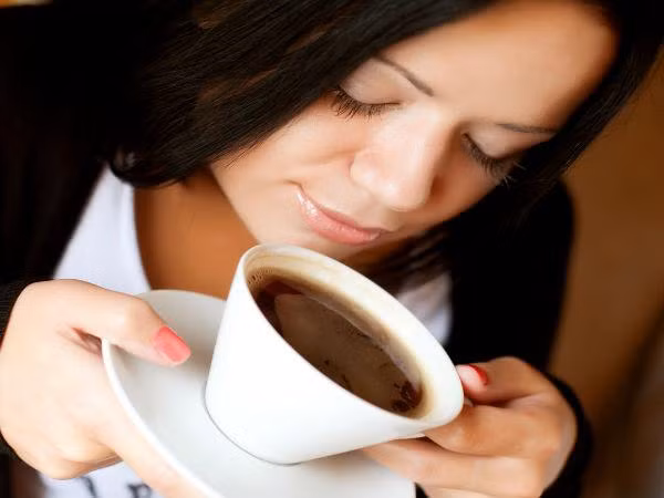 Theo khuyến cáo của các chuyên gia, phụ nữ không nên uống cà phê nhiều, bởi uống quá nhiều cà phê sẽ gây ra một số ảnh hưởng không tốt cho sức khỏe của chị em.