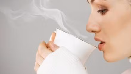 Bên cạnh đó, những phụ nữ uống nhiều cà phê mỗi ngày dễ mắc chứng vô sinh hơn những phụ nữ không uống hoặc uống ít cà phê mỗi ngày. Theo kết quả điều tra, trong 100 phụ nữ có thói quen uống nhiều cà phê hàng ngày thì có tới 50 phụ nữ khó thụ thai. Ảnh: Boldsky.