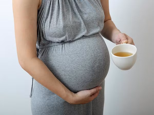 Việc uống hai đến ba tách cà phê mỗi ngày không có tác dụng phụ đối với thai kỳ. Nếu vượt quá hơn ba ly cà phê/ngày, phụ nữ có nguy cơ sẩy thai gấp đôi.