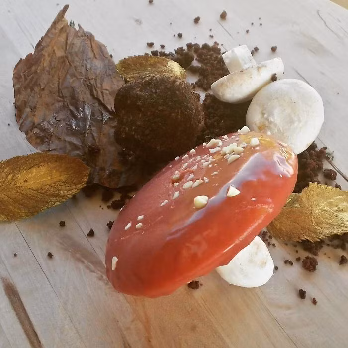 Món bánh nấm được làm từ socola, cherry, dừa và chanh.