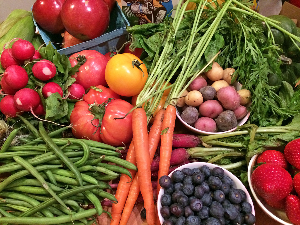 Ăn nhiều thực phẩm tươi: Ăn các loại trái cây và rau quả tươi có hàm lượng calo thấp thì tốt hơn nhiều so với thực phẩm giàu chất béo và calo.