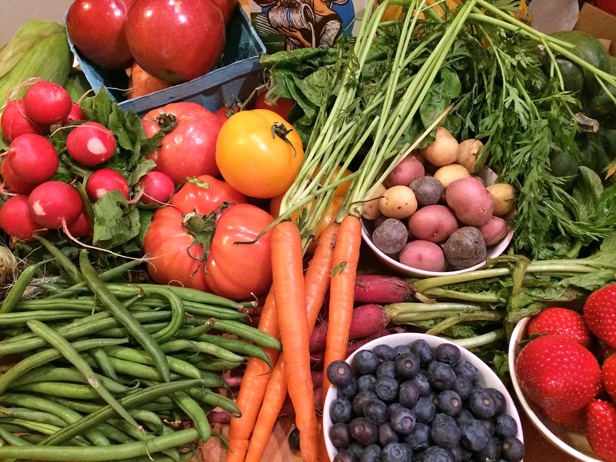 Ăn nhiều thực phẩm tươi: Ăn các loại trái cây và rau quả tươi có hàm lượng calo thấp thì tốt hơn nhiều so với thực phẩm giàu chất béo và calo.