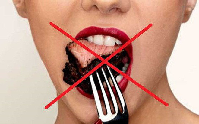 Ngừng ăn khi no: Sự thay đổi chế độ ăn nhỏ có thể tạo ra sự khác biệt lớn là ăn ít hơn một chút để giảm cân. Tốt nhất là bạn nên ăn chậm nhai kỹ để biết điểm dừng khi đã no bụng.