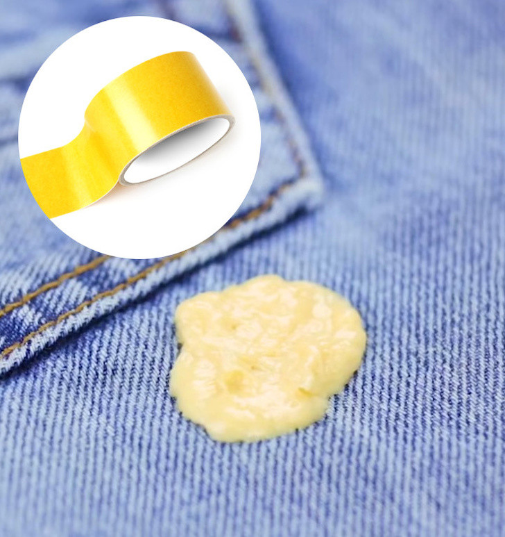 Tẩy kẹo cao su trên quần áo bằng băng dính. Dán một dải băng dính vào kẹo cao su và xé nó ra. Lặp lại nhiều lần.