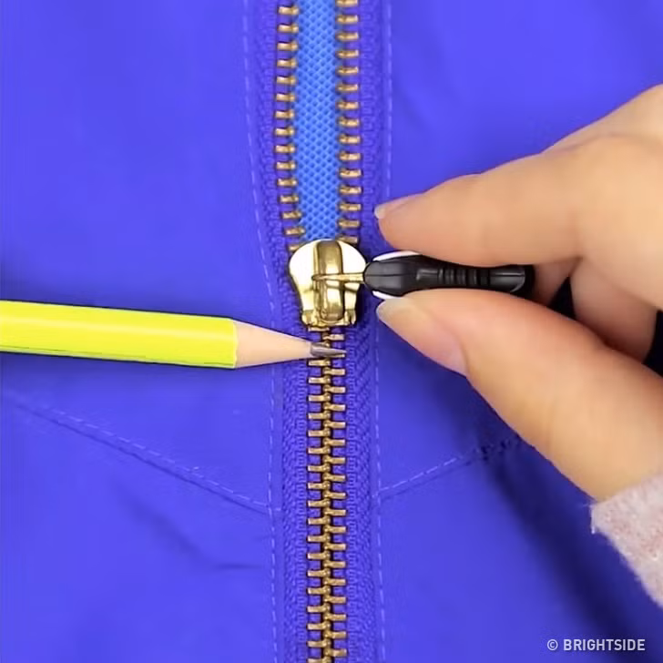 Mẹo hay chữa khóa mắc kẹt: Khi khóa quần áo bất ngờ bị kẹt, bạn có thể cứu nguy bằng chiếc bút chì thông thường. Chà cả hai bên của dây khóa bằng bút chì và sau đó nhẹ nhàng kéo.