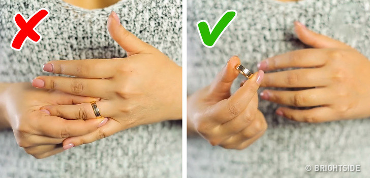 Khi bạn không thể tháo nhẫn khỏi ngón tay, hãy giơ tay lên. Giữ yên trong vài phút. Máu sẽ chảy từ tay xuống vai và bạn có thể tháo chiếc nhẫn. Ảnh: BS.